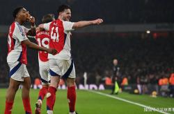 -球员在场上尽展风采，赢得观众喝彩